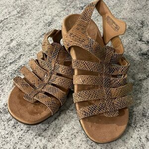 Vionic leather adjustable Velcro sandals. Size 7.5. Beige/tan colour.